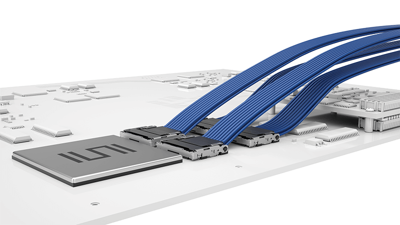 近芯片解决方案。带有连接到几根蓝色电缆的中央芯片的电路板特写。